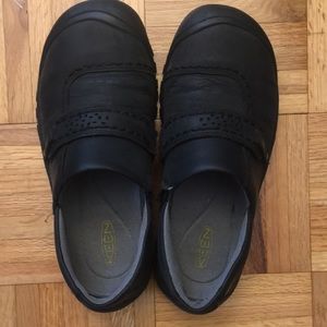 Slip on black Keen clogs. Women’s size 8.5